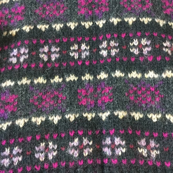 Lord & Taylor 100% Shetland Wool V-Neck Sweater Small, snowflake Fair Isle - Picture 3 of 11